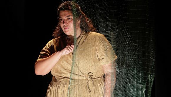 Carla Valdivia escribió y protagoniza "La mujer y el mar", autoficción que va en el teatro de la Alianza Francesa. (Foto: Hugo Pérez)