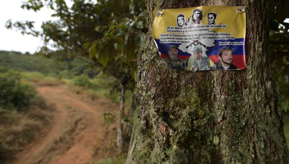 Imagen de una pancarta de la guerrilla disidente de las Fuerzas Armadas Revolucionarias de Colombia (FARC) en el Catatumbo, departamento de Norte de Santander, Colombia, tomada el 20 de agosto de 2022. (Foto referencial: Raul ARBOLEDA / AFP)