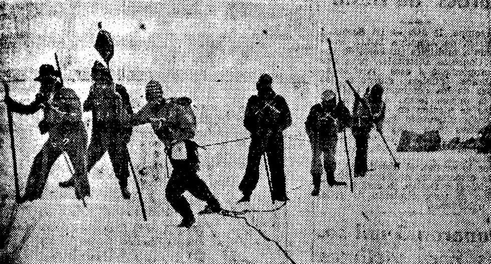 Los andinistas huancaínos conocidos como 'Los Intrépidos', en pleno esfuerzo hollando el glaciar para llegar a la cumbre del Lasuntay. (Foto: GEC Archivo Histórico)