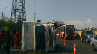 Panamericana Sur: vuelco de camión en Km. 7 causa congestión
