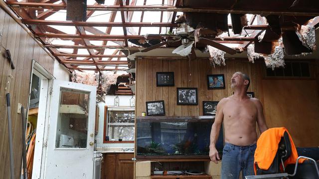 Muchas localidades afectadas por el paso de este ciclón amanecieron con árboles caídos, tejados arrancados, botes volteados y escombros en las calles, mientras que el Consejo de Fiabilidad Eléctrica de Texas (ERCOT) informó que más de 300.000 personas estaban sin electricidad por el paso del huracán. (Foto: AFP)
