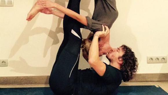 Instagram: Puyol y una romántica figura de yoga con su pareja