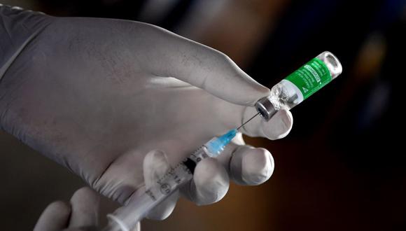Un trabajador de la salud prepara una dosis de la vacuna contra el coronavirus de Oxford / AstraZeneca en Francistown, Botsuana, el 26 de marzo de 2021. (Monirul BHUIYAN / AFP).
