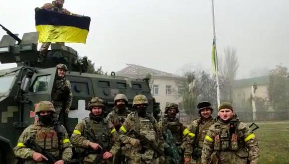 Soldados ucranianos cerca de Kherson. (REUTERS)