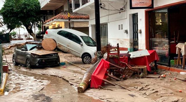 Se muestran autos dañados en una calle inundada después de que el huracán Nora azotara la costa de México con fuertes lluvias y fuertes vientos en Puerto Vallarta, en el estado de Jalisco, México. (REUTERS / Alfonso Lepe).