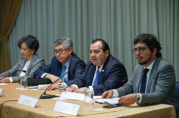El 13 de febrero la comisión de la CIDH hizo una conferencia de prensa donde dio detalles sobre los encontrado en la misión. Joel Hernández está a la izquierda de Stuardo Ralón, el jefe de la misión. 