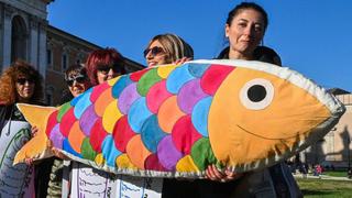 “Las Sardinas”, el multitudinario movimiento que se enfrenta a la extrema derecha en Italia 