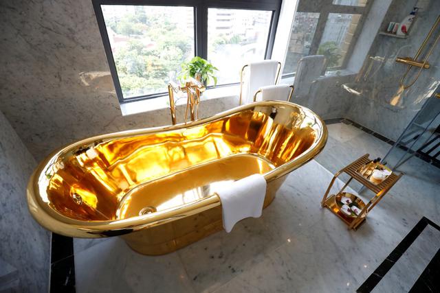 Una tina bañada en oro del recién inaugurado hotel Dolce Hanoi Golden Lake, el primer hotel chapado en oro del mundo, en Hanoi, Vietnam. (Foto Reuters).