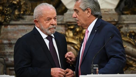 El presidente de Brasil, Luiz Inácio Lula da Silva, y el presidente de Argentina, Alberto Fernández, hablan antes de una conferencia de prensa en el palacio presidencial Casa Rosada en Buenos Aires el 23 de enero de 2023. (Foto: Luis ROBAYO / AFP)