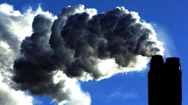 Las emisiones de CO2 deben caer en 45% para 2030 para evitar los efectos más catastróficos del cambio climático, según el IPCC. Foto: Getty images, vía BBC Mundo