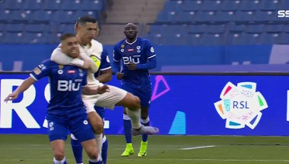 Cristiano Ronaldo aplica llave a rival y se gana una amarilla en el Al Hilal vs. Al Nassr | VIDEO