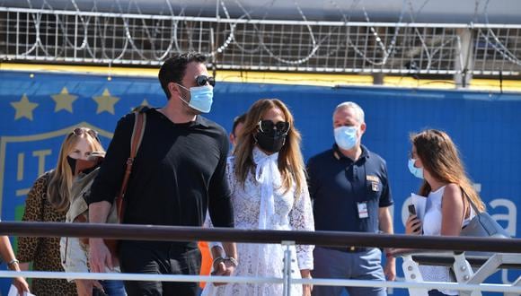 Jennifer Lopez y Ben Affleck ya no se ocultan y pasean por las calles de Venecia frente a las cámaras. (Foto: Filippo MONTEFORTE / AFP)
