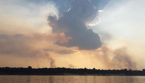 La imagen muestra el atardecer cubierto por humo de los incendios en la región amazónica de Rondonia, Brasil. (Foto: EFE