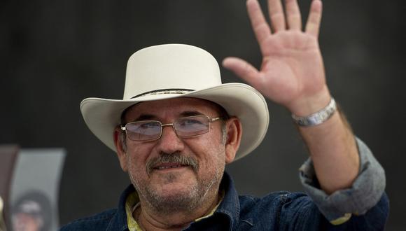 El fundador del movimiento de autodefensas de Michoacán, Hipólito Mora, saluda durante una manifestación en la Plaza de la Revolución en la Ciudad de México el 11 de julio de 2015. (Foto de YURI CORTEZ / AFP)