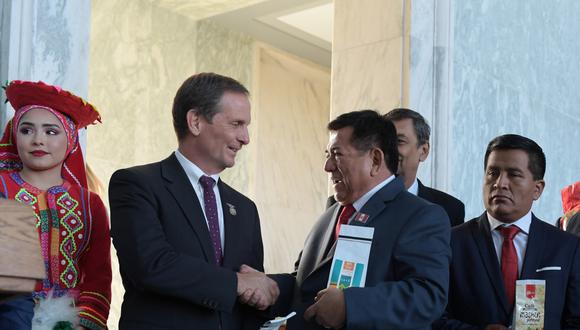 El alcalde provincial Walter Prieto Maitre entrega una bolsa de café de Jaén al congresista Chris Stewart. (Foto: Lenin Nolly Araujo)