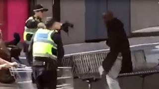 Melbourne: El instante en el que atacante intenta acuchillar a policías y le disparan | VIDEO
