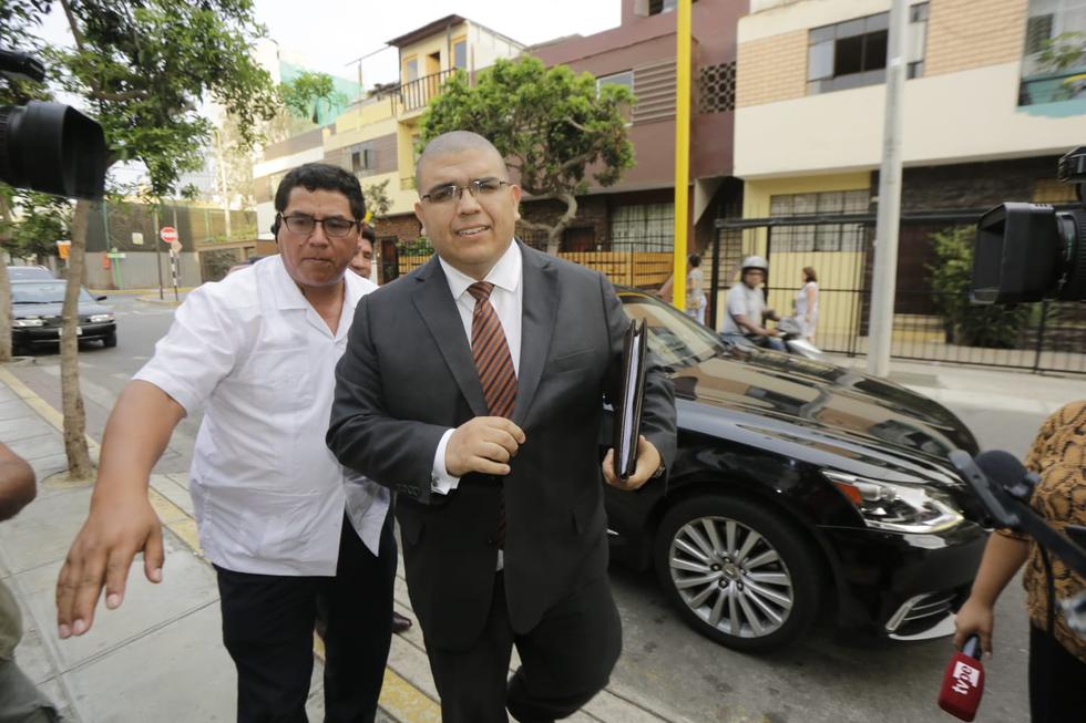 Ministro de Justicia, Fernando Castañeda, a su llegada al local del Partido Morado en Miraflores. Foto: César Zamalloa/ GEC