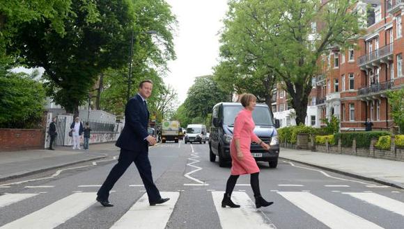 El primer ministro inglés recreó famosa portada de The Beatles
