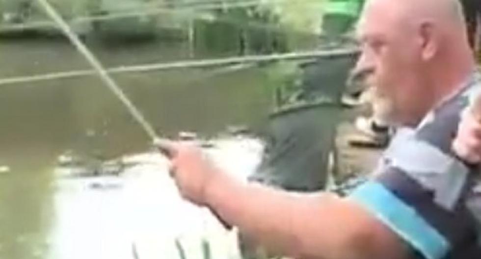 Este pescador pasó el mal momento de su vida. (Foto: Captura)