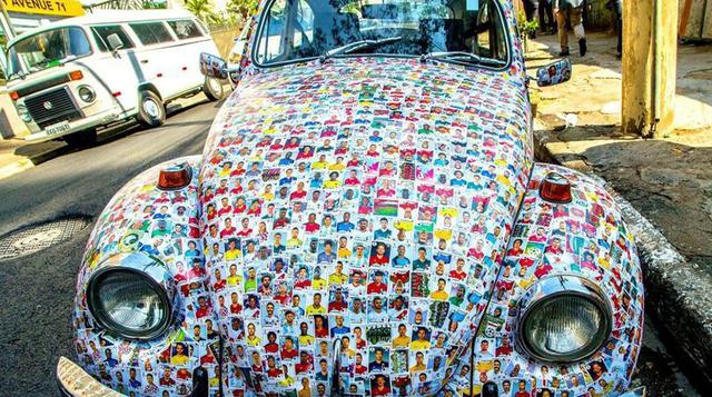 Más de quince mil fíguritas cubren el Volkswagen Escarabajo. (Fotos: Twitter)