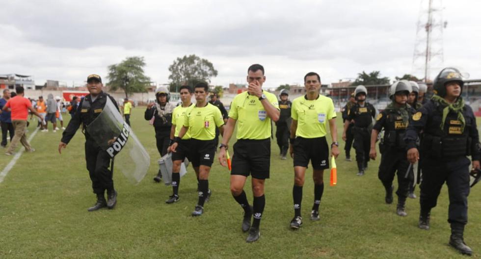 Augusto Menéndez dirigió el partido entre Alianza Atlético y Universitario en Sullana. Expulsó a cinco jugadores. (Foto: Violeta Ayasta / GEC)