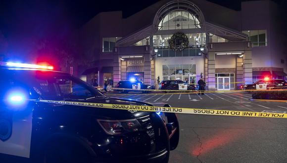 La policía de Sacramento trabaja en el área donde una persona murió y otra resultó gravemente herida en un tiroteo en el Arden Fair Mall. (Paul Kitagaki Jr./The Sacramento Bee vía AP).