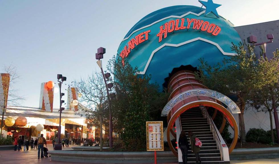 En enero del 2024 Disneyland Paris ya no tendrá uno de los restaurantes más populares del parque: Planet Hollywood, el cual se encuentra desde julio de 1996. Este particular lugar no pasa desapercibido en el parque, ya que un planeta azul grande con letras rojas invita a los comensales a pasar y recorrer sus salones repletos de cuadros de famosos y de las películas más recordadas de Hollywood. (Foto: Disneylandparis)