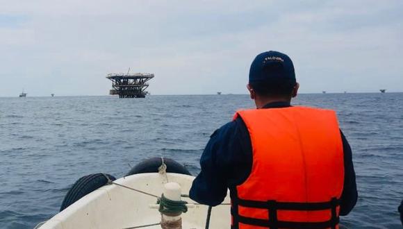 La empresa Savia activó su plan de contingencia tras ocurrido el derrame de petróleo en el mar de Talara, informó la Marina de Guerra del Perú | Foto: Facebook / Marina de Guerra del Perú