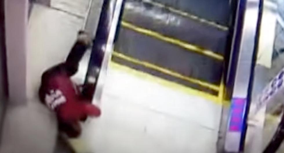 Video de YouTube registra como este niño en China se salva de morir tragado por una escalera eléctrica. (Foto: Captura de YouTube)