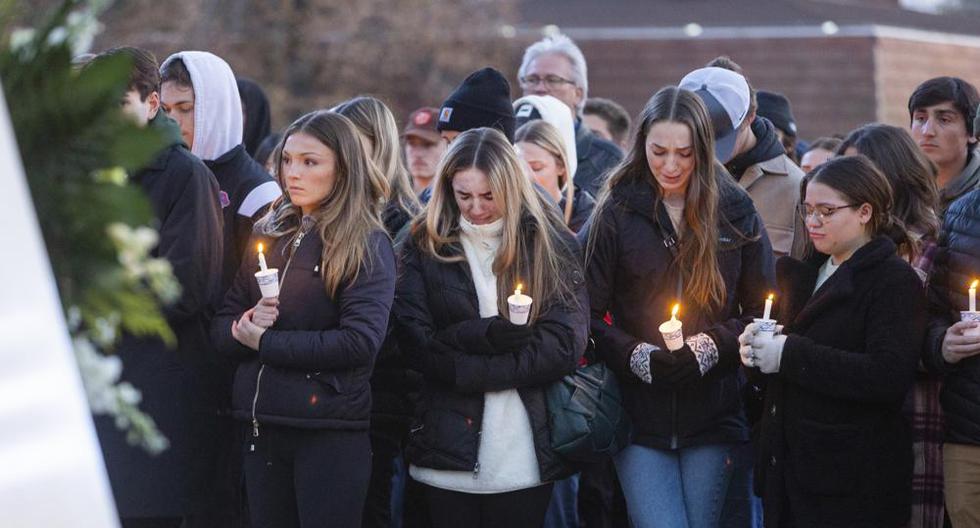 Estudiantes de la Universidad Estatal de Boise que conocían a los cuatro estudiantes de la Universidad de Idaho que fueron encontrados asesinados  presentan sus respetos en una vigilia. (Sarah A. Miller/Estadista de Idaho vía AP).