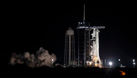 Esta foto de la NASA muestra un cohete SpaceX Falcon 9 con la nave espacial Crew Dragon de la compañía a bordo en la plataforma de lanzamiento en el Complejo de lanzamiento 39A durante una breve prueba de fuego estático antes de la misión SpaceX Crew-3 de la NASA (Foto: Joel KOWSKY / NASA / AFP)