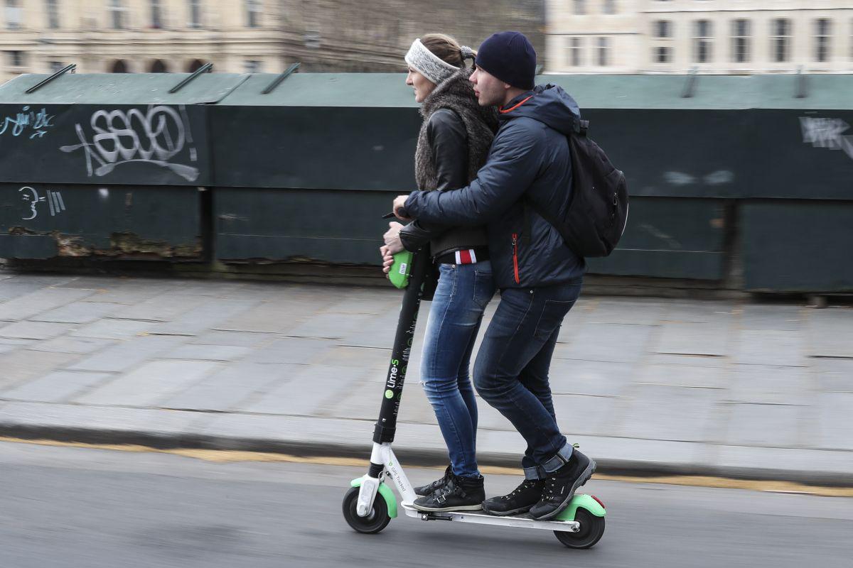 Desde el sábado, conducir scooters eléctricos y otros dispositivos de movilidad de personas como los monorruedas o los ‘hoverboards’ a más de 25 km/h será sancionado con una multa de 1.500 euros. (AFP)