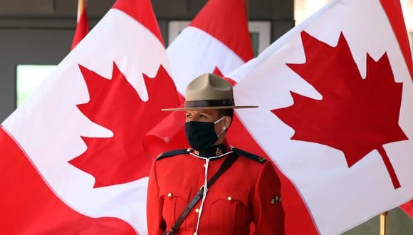 Un oficial de la Real Policía Montada de Canadá hace guardia frente al Senado el 23 de septiembre de 2020. (Foto de Dave Chan / AFP).