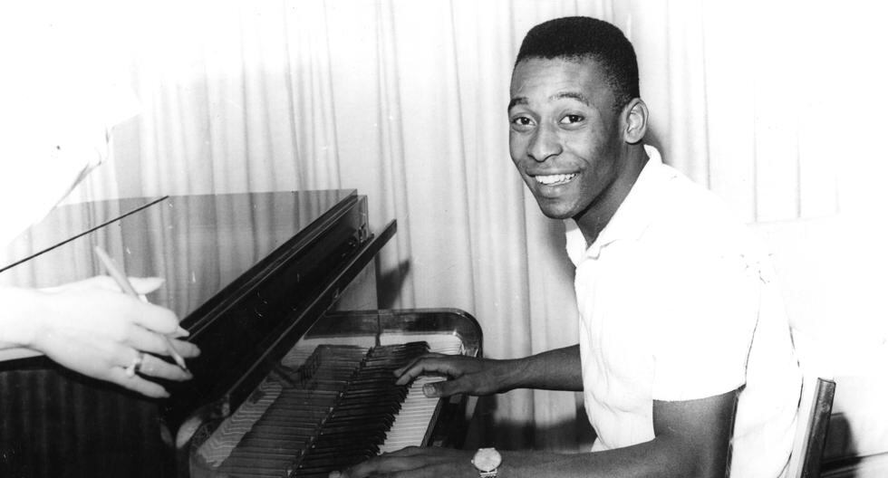 Pelé tocando el piano en el hotel Savoy. Postal de 1969. Foto: Archivo Histórico El Comercio