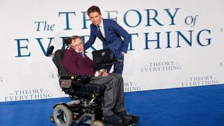 Facebook: Stephen Hawking felicita a Eddie Redmayne por Óscar