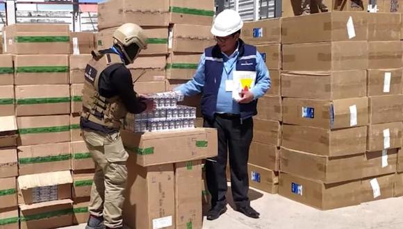 Agentes de Aduanas decomisaron un gran cargamento de cigarrillos paraguayos de contrabando.