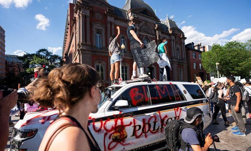 Los manifestantes vandalizan vehículos del Servicio Secreto fuera de la Casa Blanca en protesta por la muerte de George Floyd. (EFE / EPA / JIM LO SCALZO).