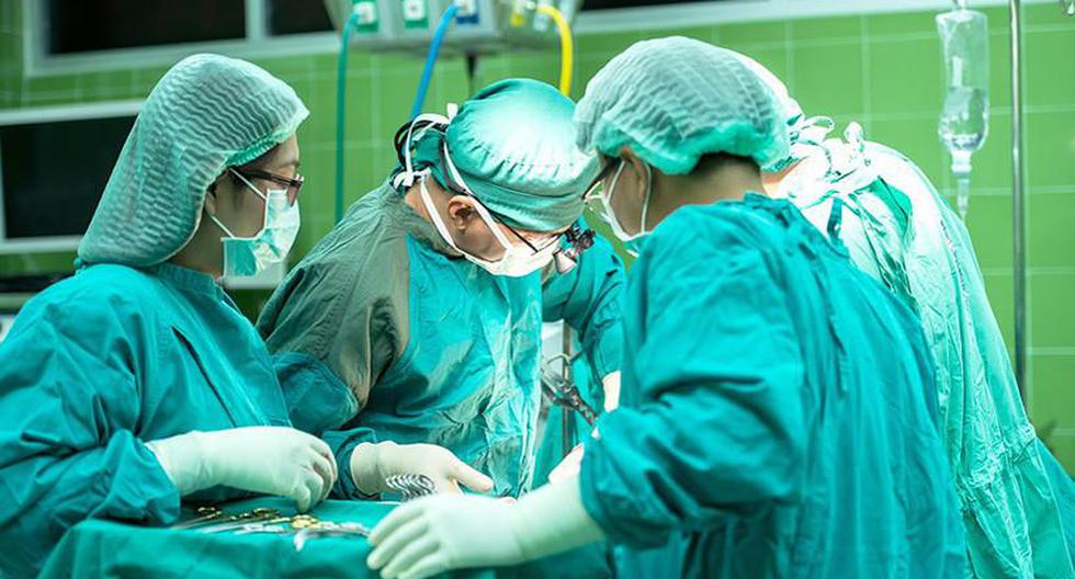 La operación, que fue llevada a cabo en un cadáver durante 18 horas, demostró que es posible reconectar con éxito la columna vertebral, los nervios y los vasos sanguíneos. (Foto: pixabay.com)
