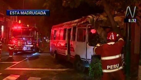 Barranco: diez heridos por choque de coaster contra árbol