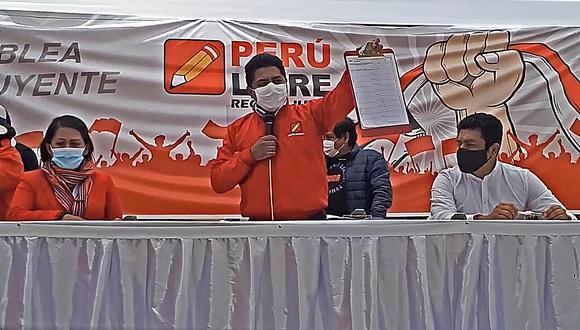 Bladimir López encabezó en Huancayo el lanzamiento oficial de las actividades de Perú Libre para recolectar firmas a favor del cambio de la Carta Magna, junto con los congresistas Silvana Robles y Guillermo Bermejo, en pleno horario laboral. (Captura de video: HJB Noticias)