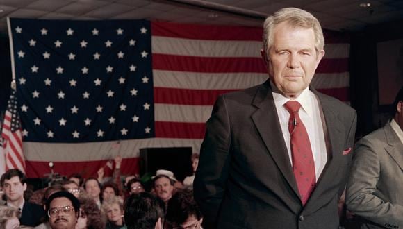 El aspirante a presidente republicano Pat Robertson hace una pausa el 8 de marzo de 1988 mientras espera para hacer una entrevista televisiva en la sede de su campaña en Atlanta. (Foto: Bill SWERSEY / AFP)