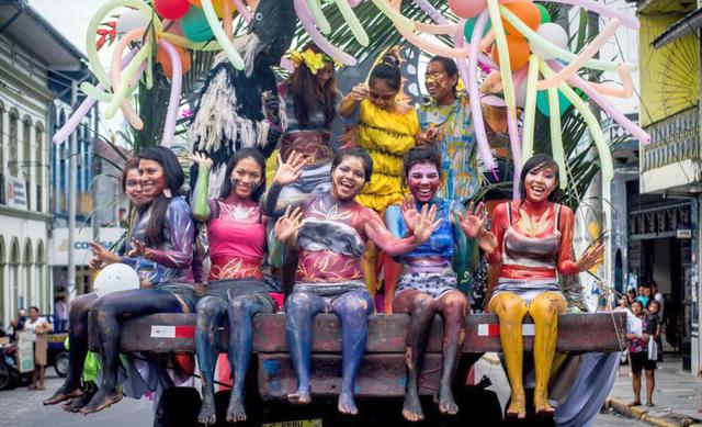 El carnaval amazónico se inicia cuando las bandas de música al compás del 'bombo', baile típico de la selva, hacen mover los cuerpos de niños, jóvenes y adultos en cada barrio de Iquitos (Foto: Daniel Carbajal)