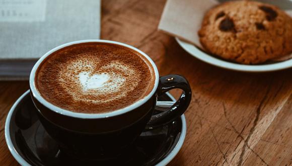 Una taza de café acompañada de galletas. (Foto: Ekrulila / Pexels)
