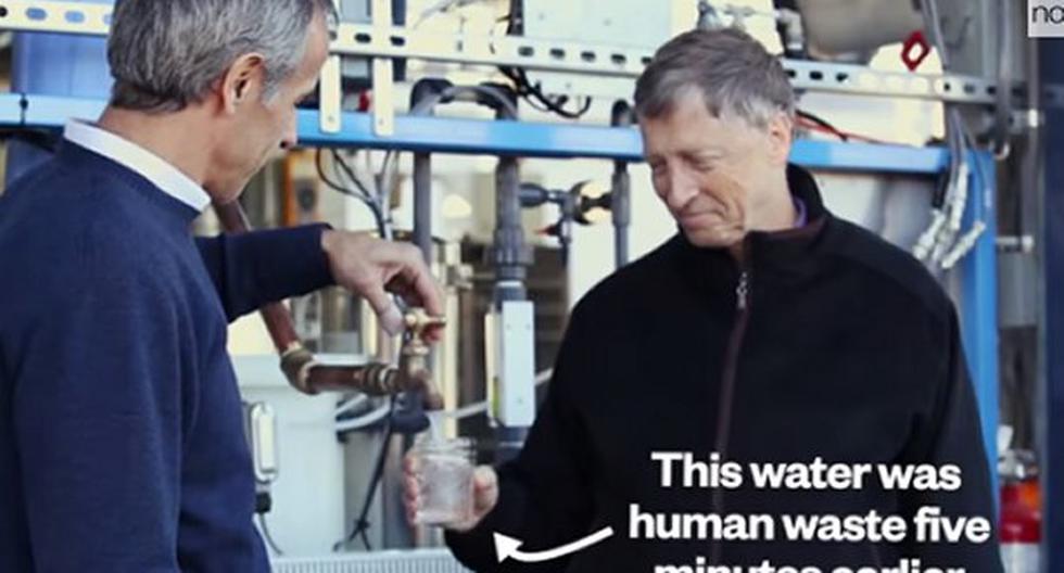 Bill Gates tomando agua de excrementos. (Foto: Captura youTube)