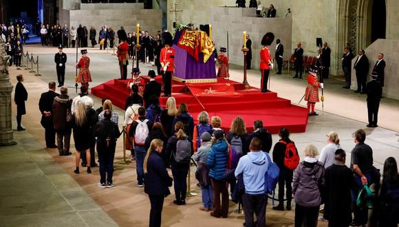 Los miembros del público en Westminster Hall para mostrar su respeto a la difunta reina Isabel II en su ataúd, en el Palacio de Westminster en Londres el 18 de septiembre de 2022. (Foto: SARAH MEYSSONNIER / POOL / AFP)