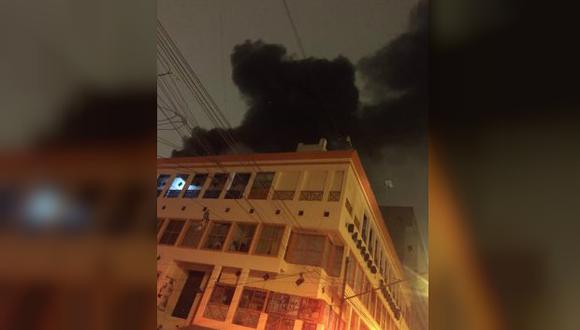 El incendio inició alrededor de las 10:00 p.m. en la cuadra 7 del jirón Ayacucho. (Foto: Twitter)