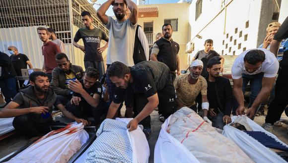 Palestinos lloran ante los cuerpos de sus familiares asesinados tras el bombardeo israelí, durante su funeral en Deir Al-Balah, en el centro de la Franja de Gaza, el 31 de octubre de 2023, en medio de las batallas en curso entre Israel y el movimiento palestino Hamas. (Foto de Mahmud HAMS / AFP)