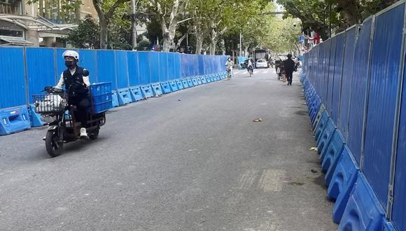 Barricadas azules colocadas por la policía de China en Shanghái. (Reuters).
