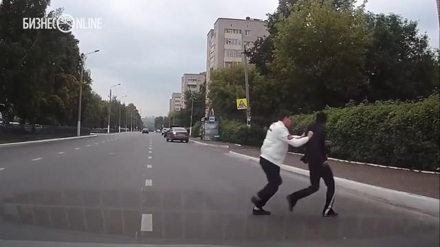 Un conductor en Rusia alejó a un sujeto, visiblemente agresivo, de una forma singular. (YouTube)