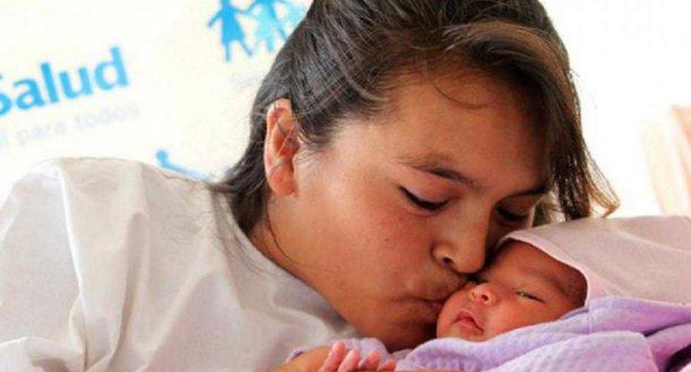 Médicos y personal asistencial de EsSalud a nivel nacional recibieron a los primeros niños y niñas nacidos en los minutos iniciales del año nuevo 2018. (Foto: Andina)